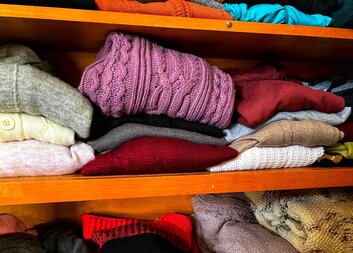 V neděli otevíráme charitní šatník