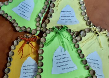 Máme stromeček plný andílků od dětí