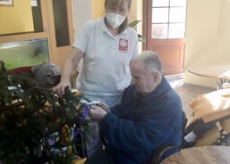 V zahradě Charity Studénka se tyčí májka