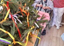 V zahradě Charity Studénka se tyčí májka