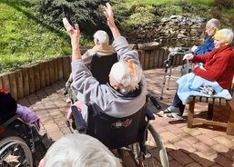 V zahradě Charity Studénka se tyčí májka