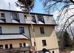 V zahradě Charity Studénka se tyčí májka