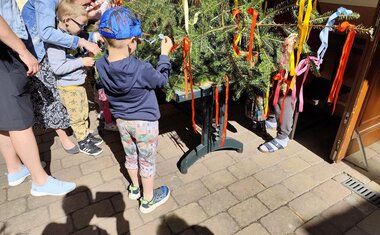 Májku nám a i letos ji pomohly nazdobit děti z MŠ Butovická