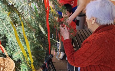Májku nám a i letos ji pomohly nazdobit děti z MŠ Butovická