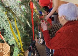 Májku nám a i letos ji pomohly nazdobit děti z MŠ Butovická