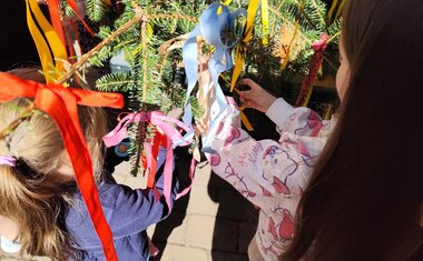 Májku nám a i letos ji pomohly nazdobit děti z MŠ Butovická