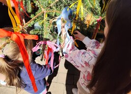 Májku nám a i letos ji pomohly nazdobit děti z MŠ Butovická