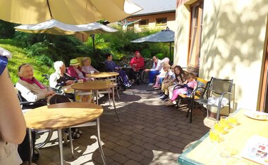 Májku nám a i letos ji pomohly nazdobit děti z MŠ Butovická