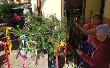 Májku nám a i letos ji pomohly nazdobit děti z MŠ Butovická