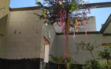 Májku nám a i letos ji pomohly nazdobit děti z MŠ Butovická